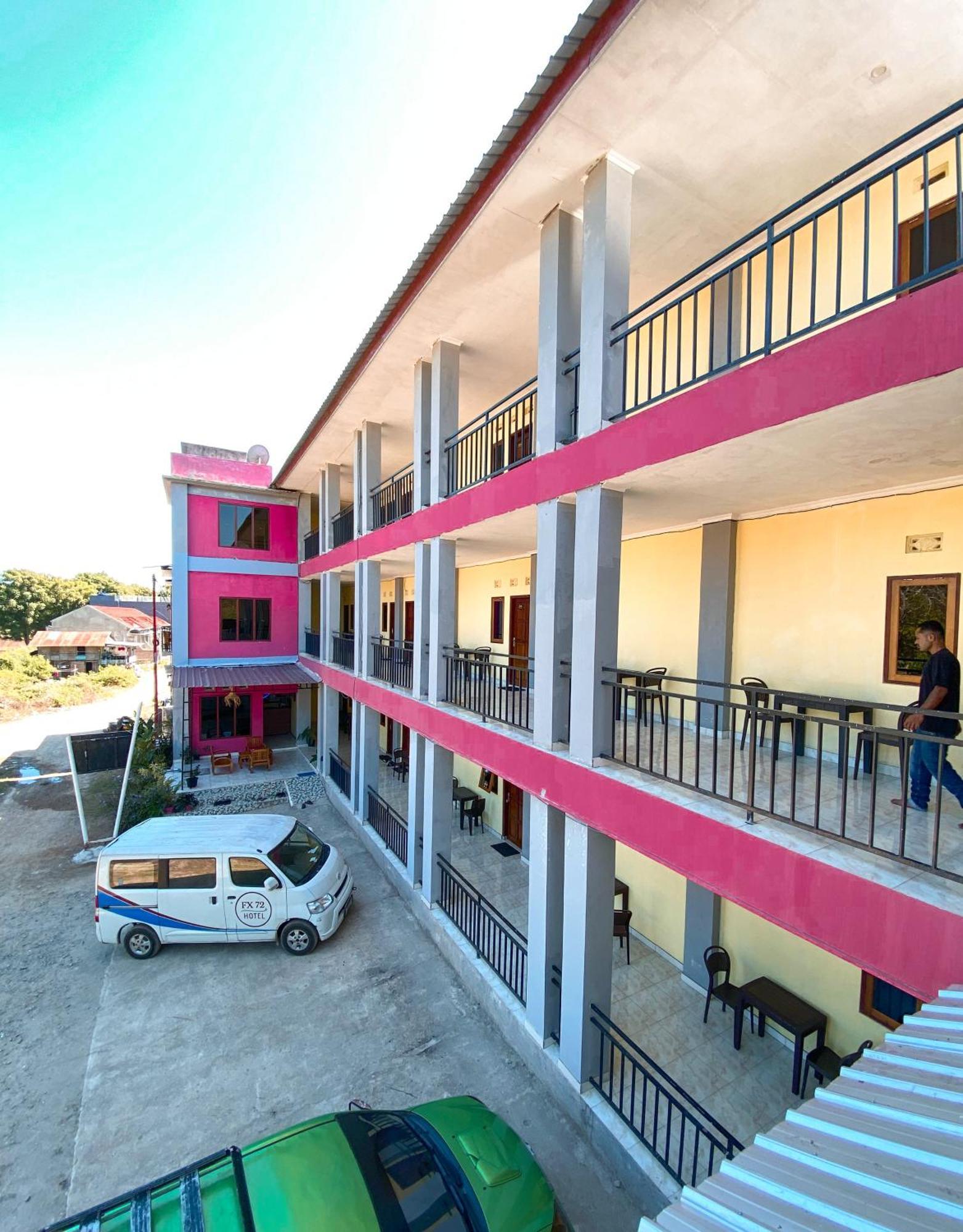 Fx72 Labuan Bajo Hotel Exterior photo